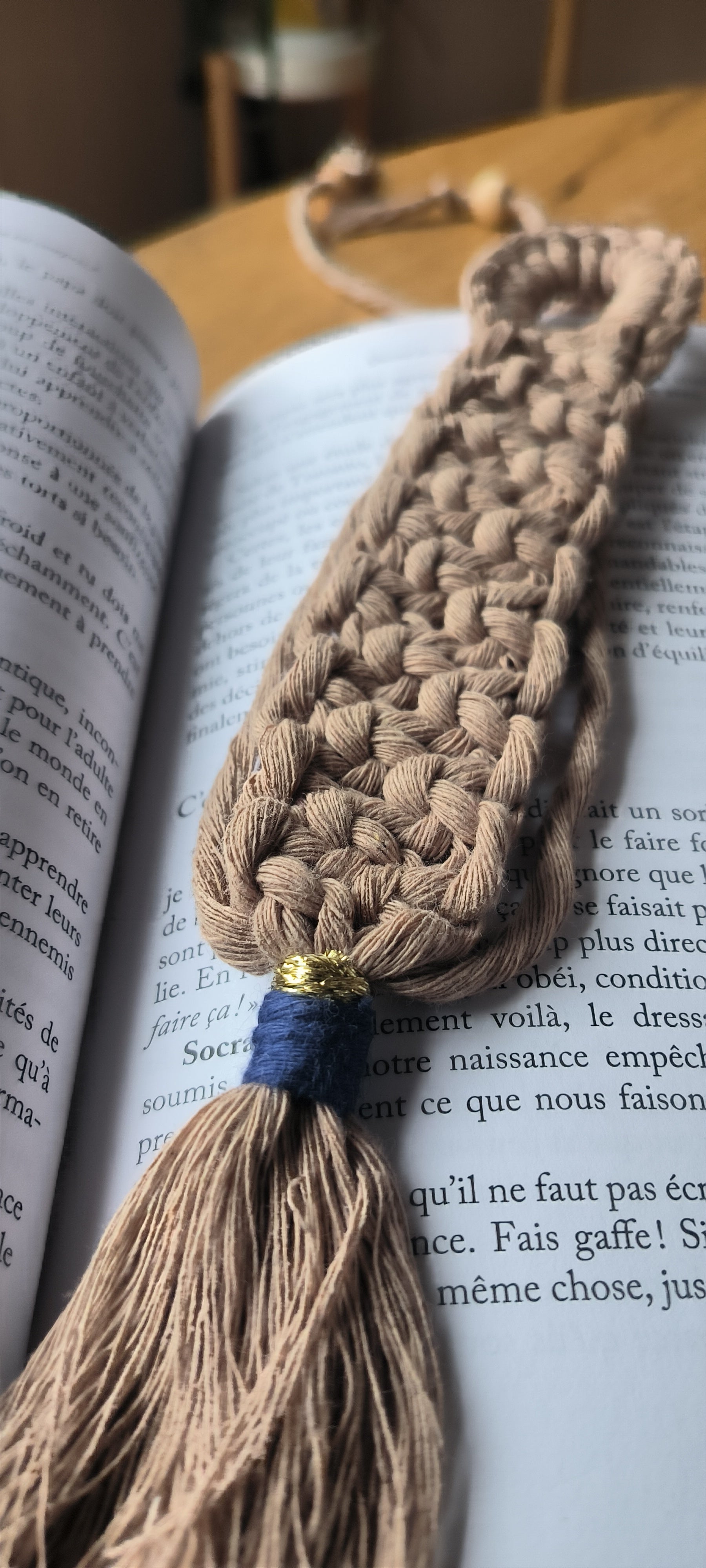 Marque-page artisanal en macramé