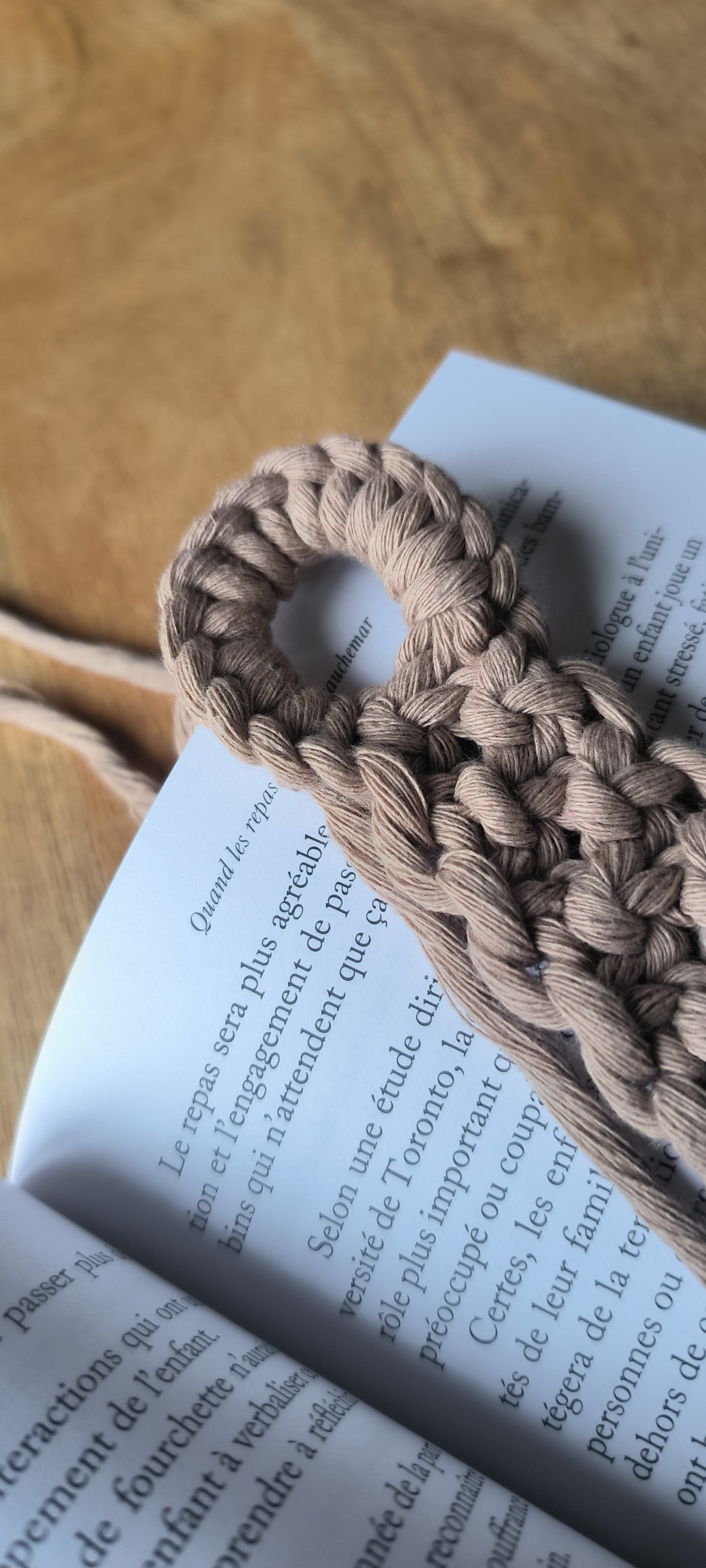Marque-page artisanal en macramé