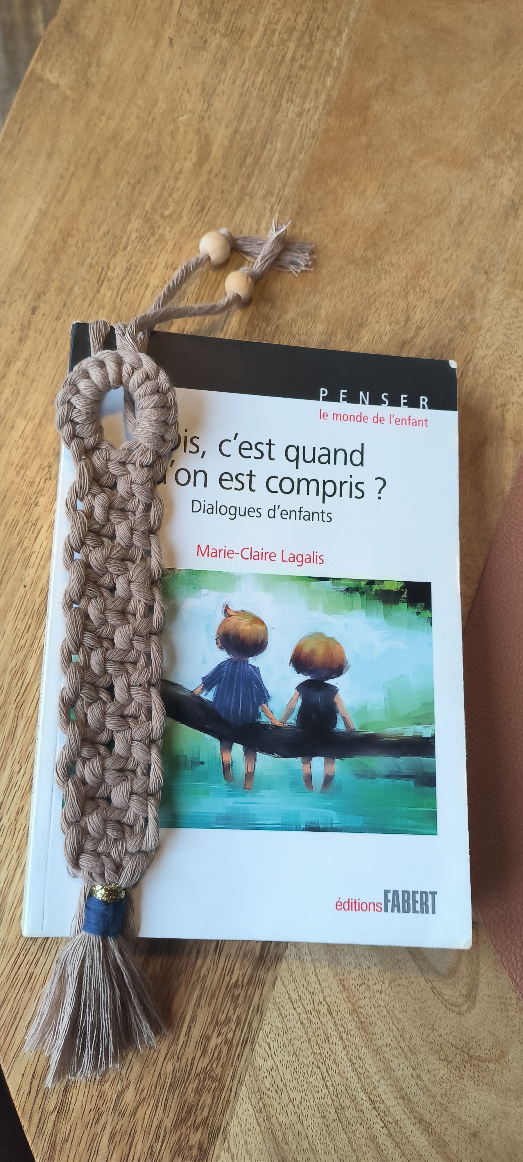 Marque-page artisanal en macramé