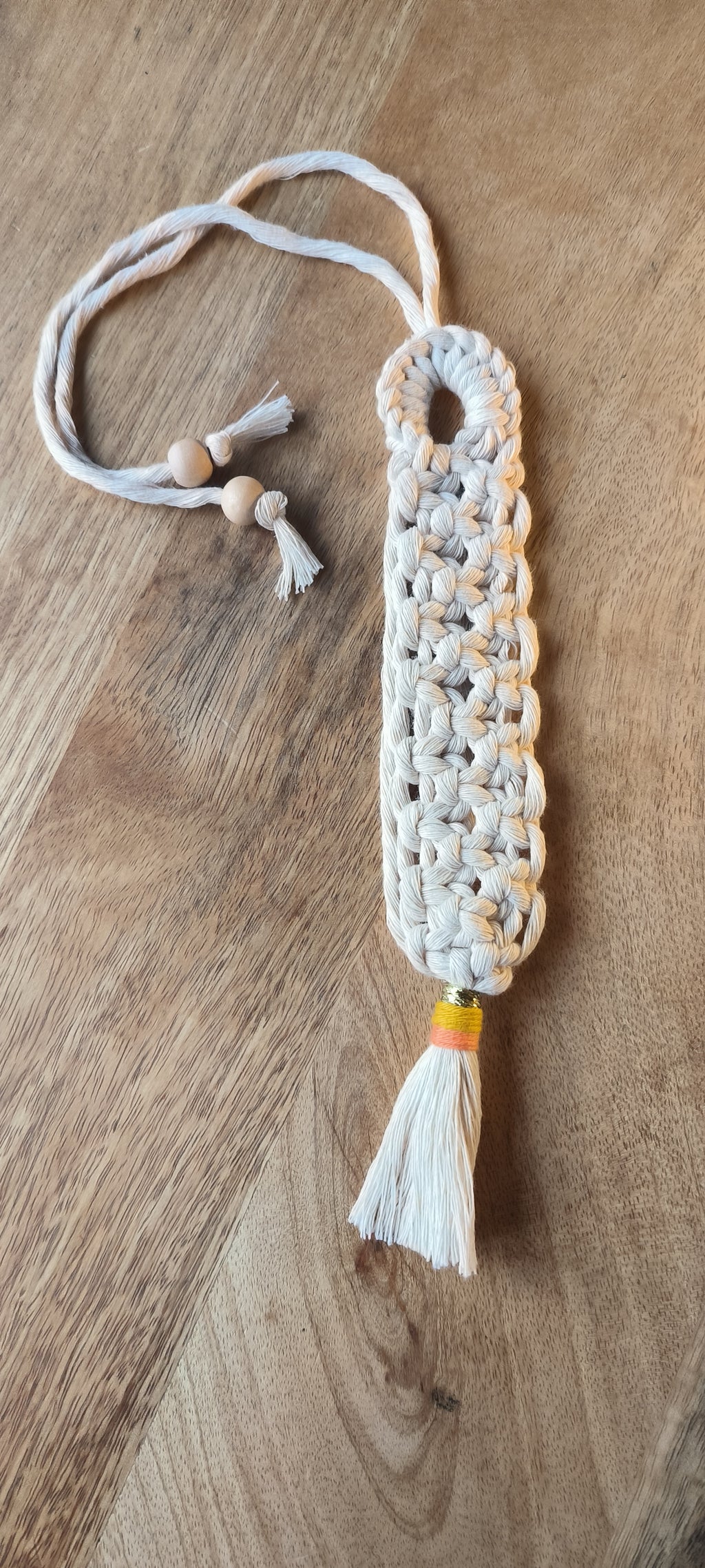 Marque-page artisanal en macramé