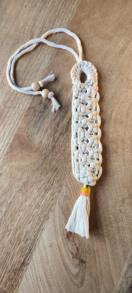Marque-page artisanal en macramé